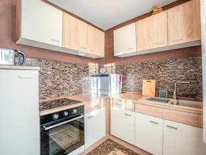 Kuchyň nebo kuchyňský kout v ubytování Holiday Home Badi by Interhome