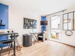 Η κουζίνα ή μικρή κουζίνα στο Studio Les Balcons de la Rance-2 by Interhome