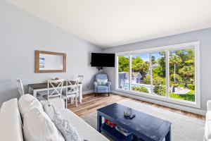 ein Wohnzimmer mit Sofa und Tisch in der Unterkunft Lagoon Villa 6 - 5 Min Walk to Beach! Top Floor! in Isle of Palms
