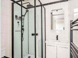 un baño con ducha y lavabo en Apartment Ker Louis-3 by Interhome, en Dinard