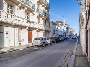 una calle con coches aparcados al costado de la carretera en Apartment Ker Louis-3 by Interhome, en Dinard