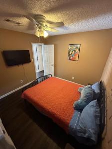a bedroom with a bed and a ceiling fan at Relaxing River Family Retreat in Bullhead City