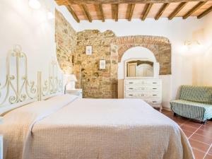 un dormitorio con una cama y una silla en Apartment Siena by Interhome, en Vergelle