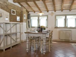 Un comedor con mesa y sillas de madera. en Apartment Siena by Interhome, en Vergelle