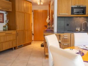 Η κουζίνα ή μικρή κουζίνα στο Apartment Mont-Fort-30 by Interhome