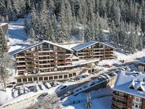 een luchtzicht op een hotel in de sneeuw bij Apartment Ringstrasse - Utoring-64 by Interhome in Leukerbad