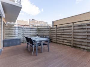 ブレーデネにあるApartment Residentie Zandloper by Interhomeのバルコニーにテーブルと椅子が置かれたパティオ