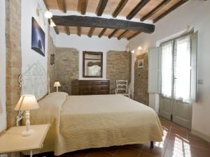 Un dormitorio con una cama grande y una mesa. en Apartment Torrenieri by Interhome, en Vergelle