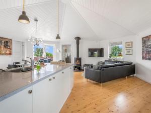 Kuchyň nebo kuchyňský kout v ubytování Holiday Home Glenda - 2-1km from the sea by Interhome