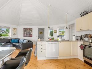 Kuchyň nebo kuchyňský kout v ubytování Holiday Home Glenda - 2-1km from the sea by Interhome + 22 fotografií