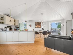 Kuchyň nebo kuchyňský kout v ubytování Holiday Home Glenda - 2-1km from the sea by Interhome