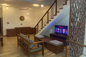 Una televisión o centro de entretenimiento en Rayyan Villa