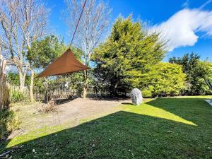 Κήπος έξω από το Holiday Home Beach House Ouddorp by Interhome