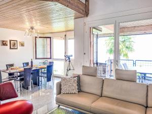 Monte CeneriにあるApartment La Perla by Interhomeのソファとテーブルのあるリビングルーム