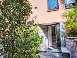 Monte CeneriにあるApartment La Perla by Interhomeの門前の木のある家