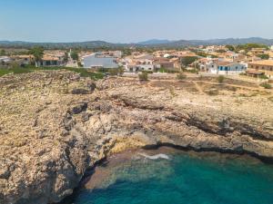 eine Luftaufnahme einer felsigen Küste mit Häusern in der Unterkunft Holiday Home Villa Can Rosito by Interhome in S'Illot