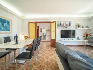 ein Wohnzimmer mit einem langen Tisch und Stühlen in der Unterkunft Holiday Home Villa Can Rosito by Interhome in S'Illot