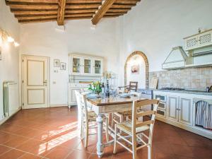 Una gran cocina con una mesa y sillas de madera. en Apartment Asciano by Interhome, en Vergelle 36 fotos más