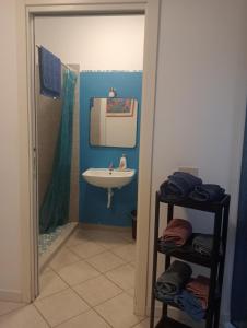 een badkamer met een wastafel en een spiegel bij Villa Voltina in Livorno