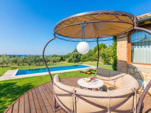 Bazén v ubytování Holiday Home Podere Boscherini by Interhome nebo v jeho okolí