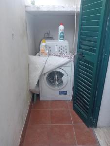 een kleine wasmachine in een kleine kamer bij Villa Voltina in Livorno