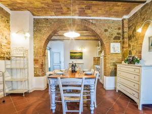 Un comedor con una mesa y una pared de ladrillos. en Apartment Monteroni by Interhome, en Vergelle 36 fotos más