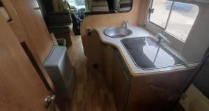 ティラナにあるrent camperのバスルーム(洗面台付)