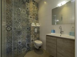 Et badeværelse på Apartment Charming house Koudekerke by Interhome