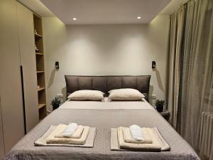 sypialnia z dużym łóżkiem i ręcznikami na nim w obiekcie Apartman ENA w Sarajewie