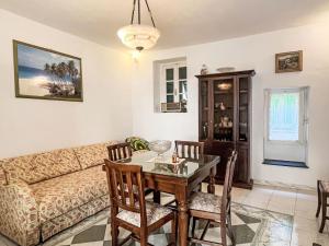 Χώρος καθιστικού στο Holiday Home Gionni by Interhome