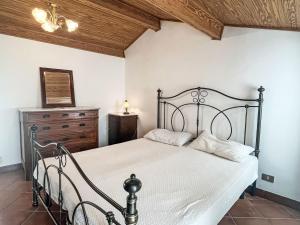 Ένα ή περισσότερα κρεβάτια σε δωμάτιο στο Holiday Home Gionni by Interhome +15 φωτογραφίες