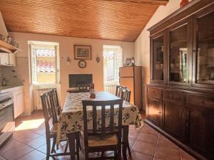 Η κουζίνα ή μικρή κουζίνα στο Holiday Home Gionni by Interhome