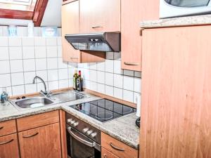 Η κουζίνα ή μικρή κουζίνα στο Holiday Home Am Sternberg 115 by Interhome
