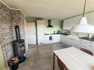 Η κουζίνα ή μικρή κουζίνα στο Holiday Home Lauvlid Cottage by Interhome +33 φωτογραφίες