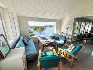 Χώρος καθιστικού στο Holiday Home Lauvlid Cottage by Interhome
