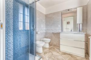 a bathroom with a toilet and a glass shower at Elegante Appartamento con Comfort Completi vicino a Mezzi & Servizi in Bareggio +12 photos