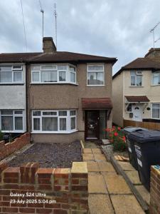 a house with a front door and a driveway at 3 Bed Pet Friendly Home, With BBQ in Dartford