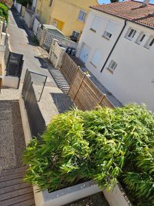 an overhead view of a building with a bunch of plants at Villa-appartement de 70 m2 à Agde in Agde +1 photo