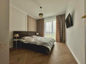 a bedroom with a bed and a large window at Keri Luxury Apartments in Oradea