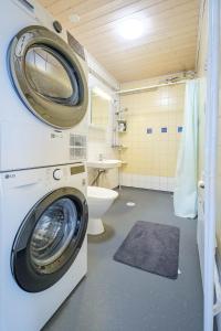 Ένα μπάνιο στο Simonsalo Serenity with Dux Beds WiFi and Free Parking