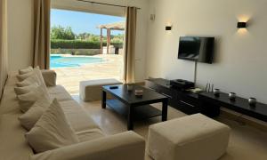 Televisyen dan/atau pusat hiburan di Villa with 5 bedrooms & 4 bathrooms - private heated pool