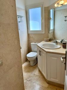 Bilik mandi di Villa with 5 bedrooms & 4 bathrooms - private heated pool