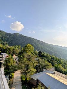 マリーにあるTriple Story Hillside Villa, Numb Brewery Murreeの家から見える山