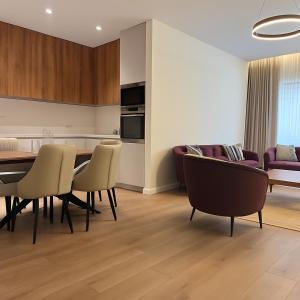 Η κουζίνα ή μικρή κουζίνα στο Emerald Luxury 2 Bedroom, 2 Bathroom Apartment