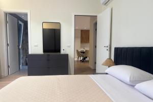 Ένα ή περισσότερα κρεβάτια σε δωμάτιο στο Emerald Luxury 2 Bedroom, 2 Bathroom Apartment