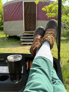 a person with their feet in the back of a truck at Fazenda Neuchatel in Guaratinguetá