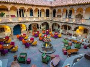 una vista aérea de un patio con mesas y sillas en Novotel Cusco, en Cusco