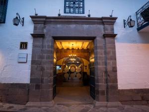 una entrada a un edificio con una puerta grande en Novotel Cusco, en Cusco