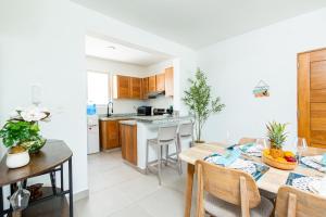 Φωτογραφία από το άλμπουμ του Beachside 2BR- Steps From The Beach and City Center σε Las Terrenas +23 φωτογραφίες