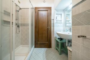 オルヴィエートにあるAppartamento Via Arnolfo di cambio ,Great for families!のバスルーム(シャワー、シンク、ドア付)